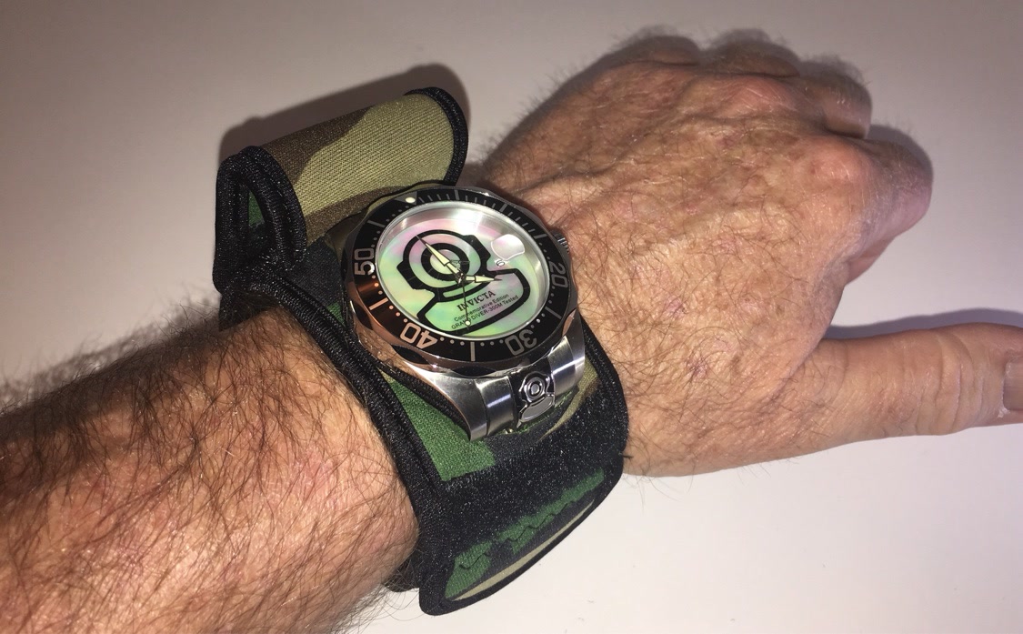 Invicta dive watch in a Camo WATCH-ET, cover flap folded back