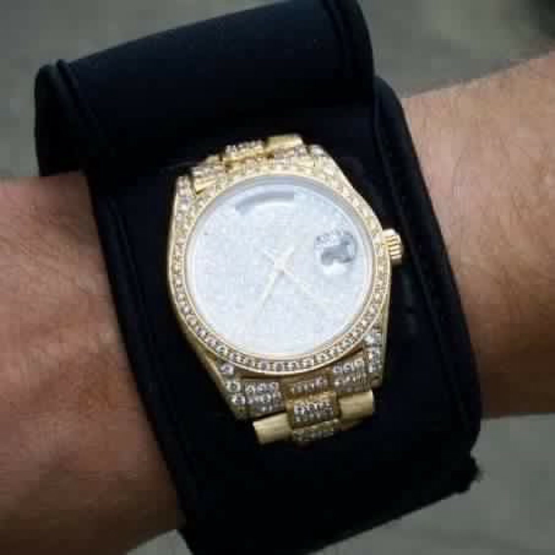 Black WATCH-ET protecting a gold watch